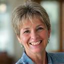 Retrato de Clara G., miembra de la comunidad AlmaVibra, sonriente.