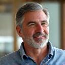 Retrato de Javier R., miembra de la comunidad AlmaVibra, contento.