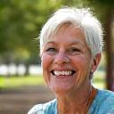 Retrato de Sofía M., miembra de la comunidad AlmaVibra, mostrando satisfacción.